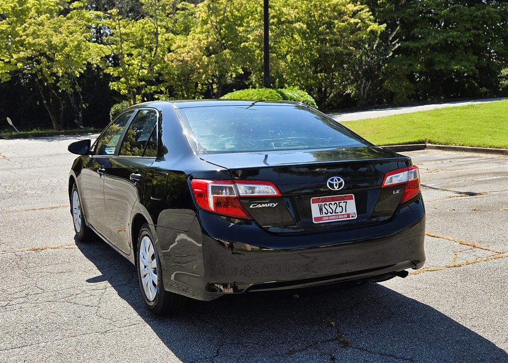 2014 Toyota Camry LE - Photo 10