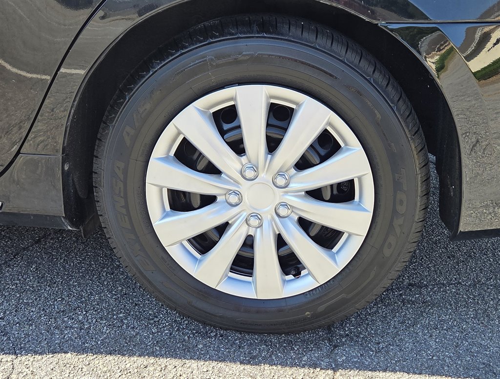 2014 Toyota Camry LE - Photo 18