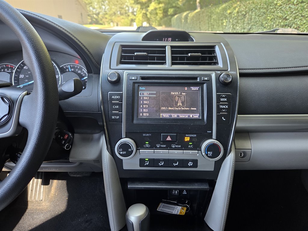2014 Toyota Camry LE - Photo 21