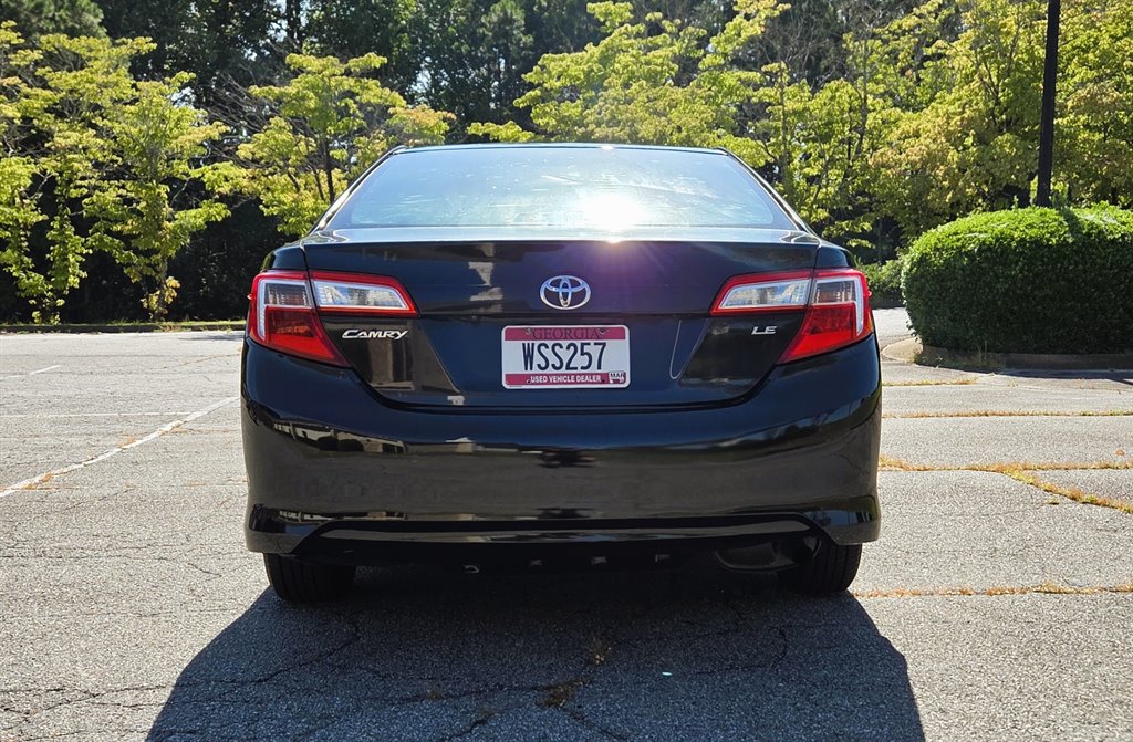 2014 Toyota Camry LE - Photo 11