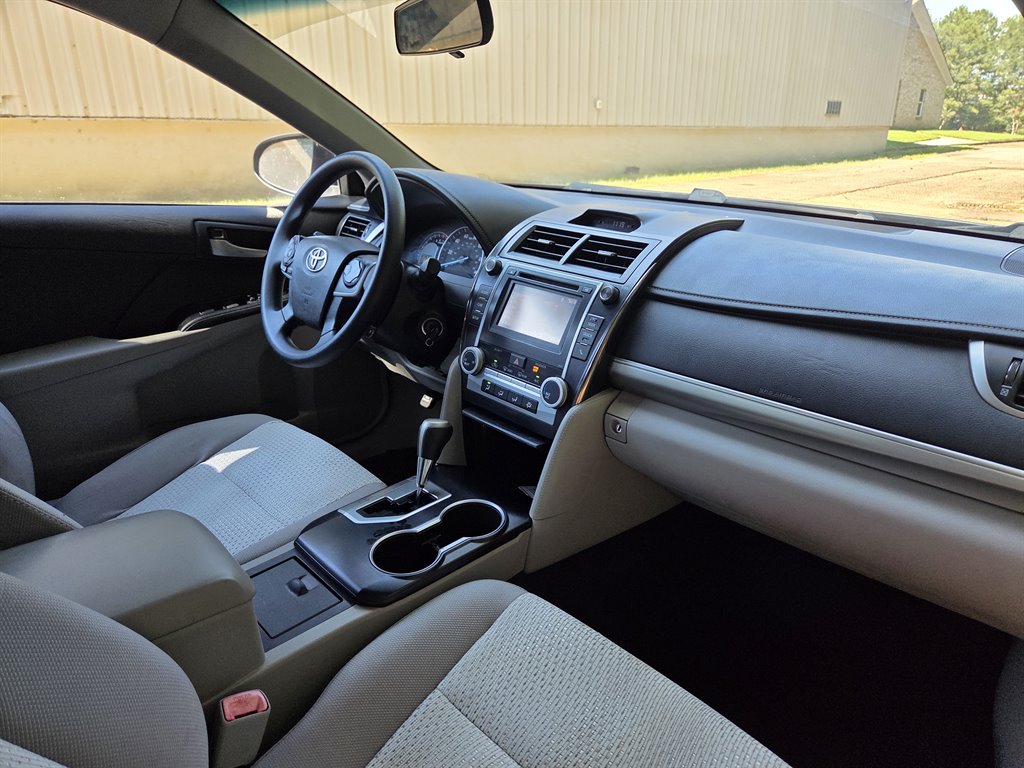 2014 Toyota Camry LE - Photo 25